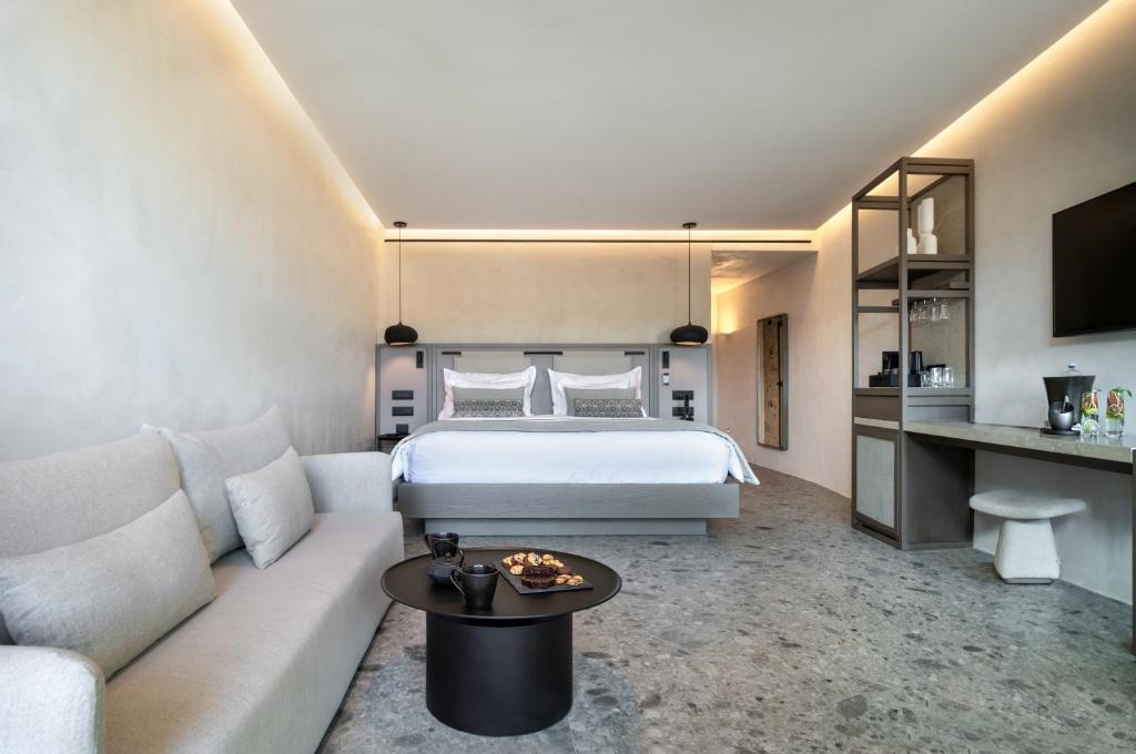 Postel nebo postele na pokoji v ubytování Aeonic Suites and Spa