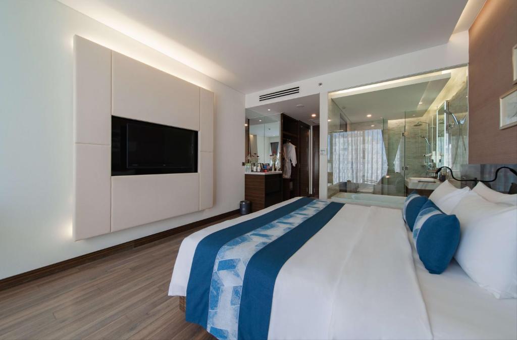 Grand Deluxe Queen  Partial sea view