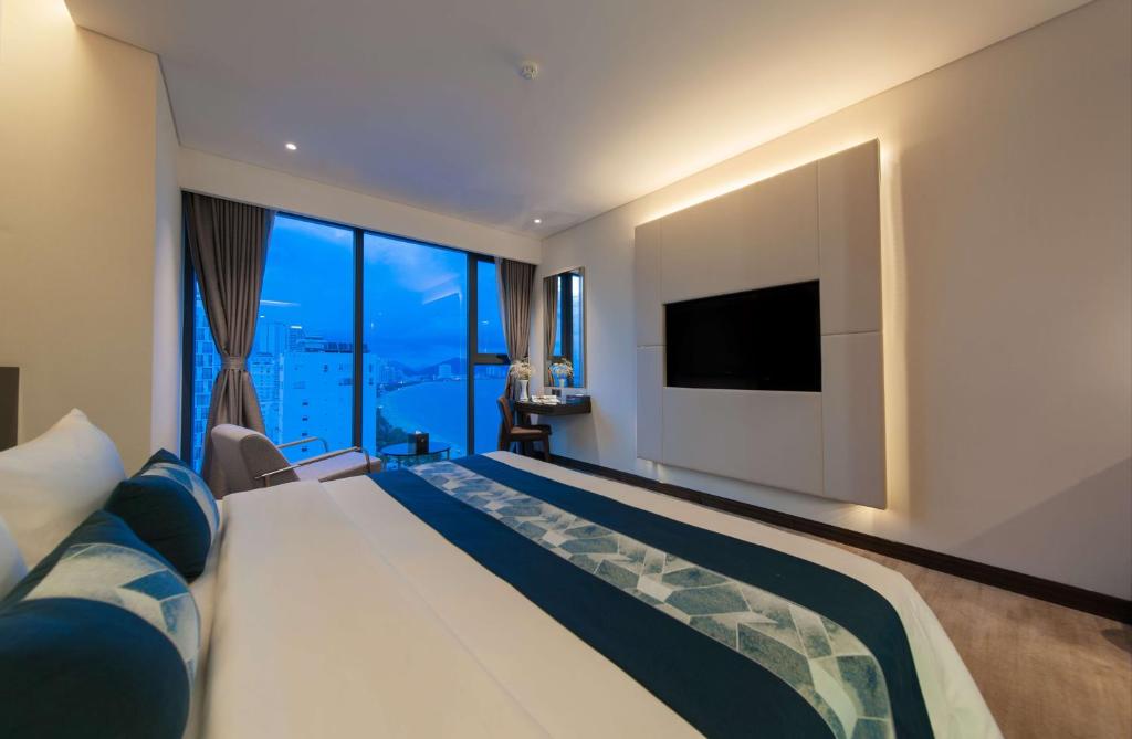 Grand Deluxe Queen  Partial sea view