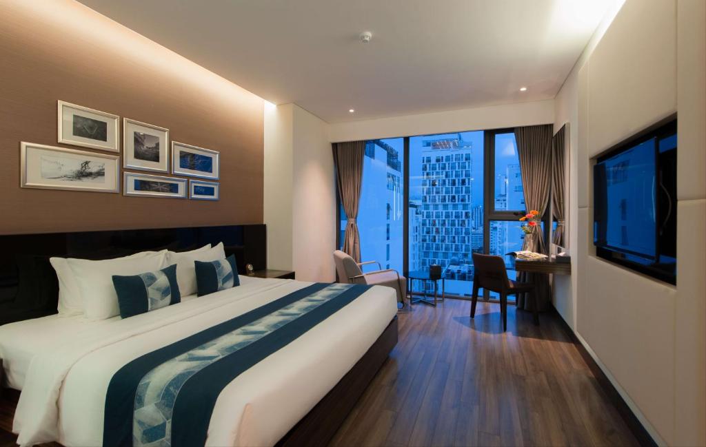 Grand Deluxe Queen  Partial sea view