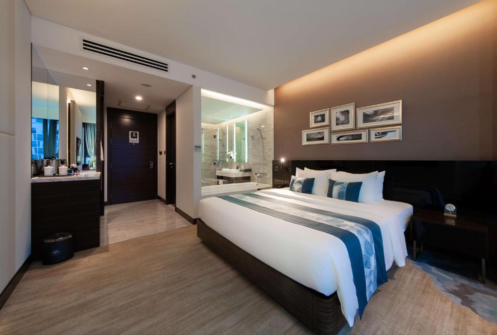 Grand Deluxe Queen  Partial sea view