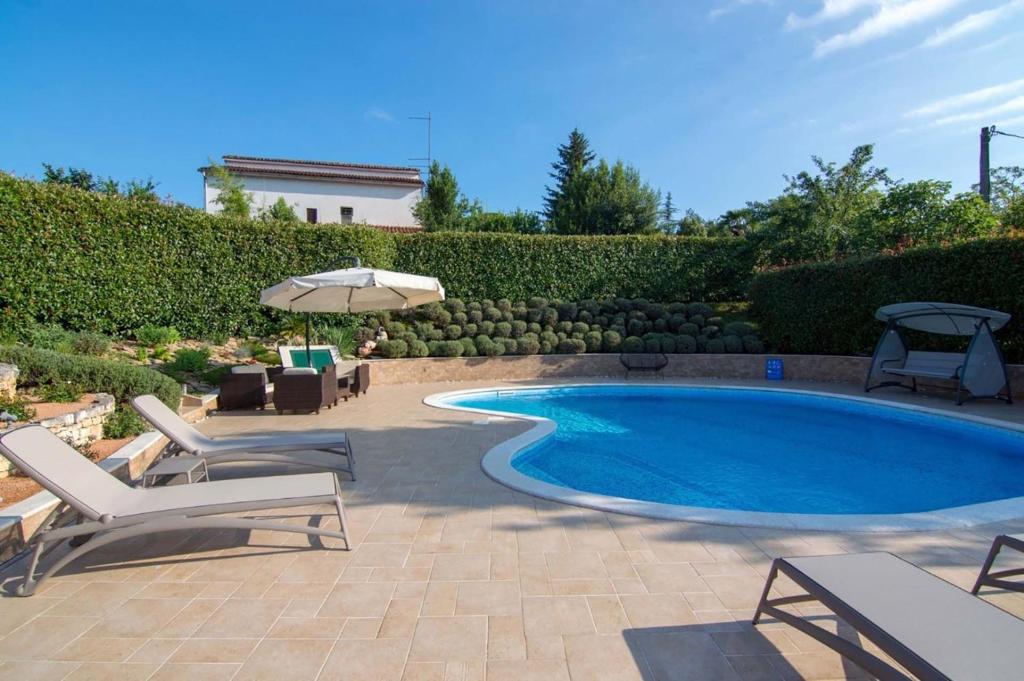 Basen w obiekcie Villa Diora - Home & Spa lub w pobliżu