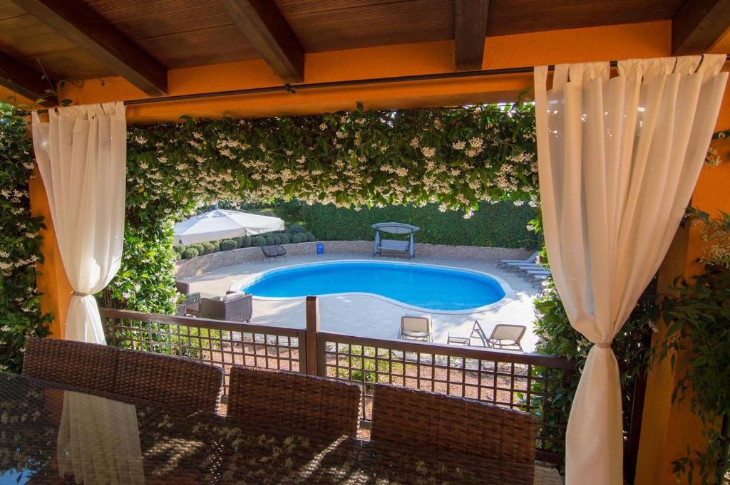 Basen w obiekcie Villa Diora - Home & Spa lub w pobliżu