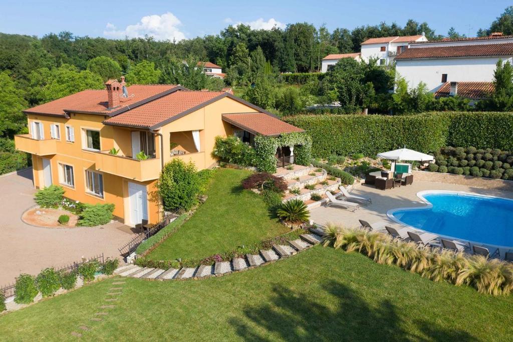 Basen w obiekcie Villa Diora - Home & Spa lub w pobliżu