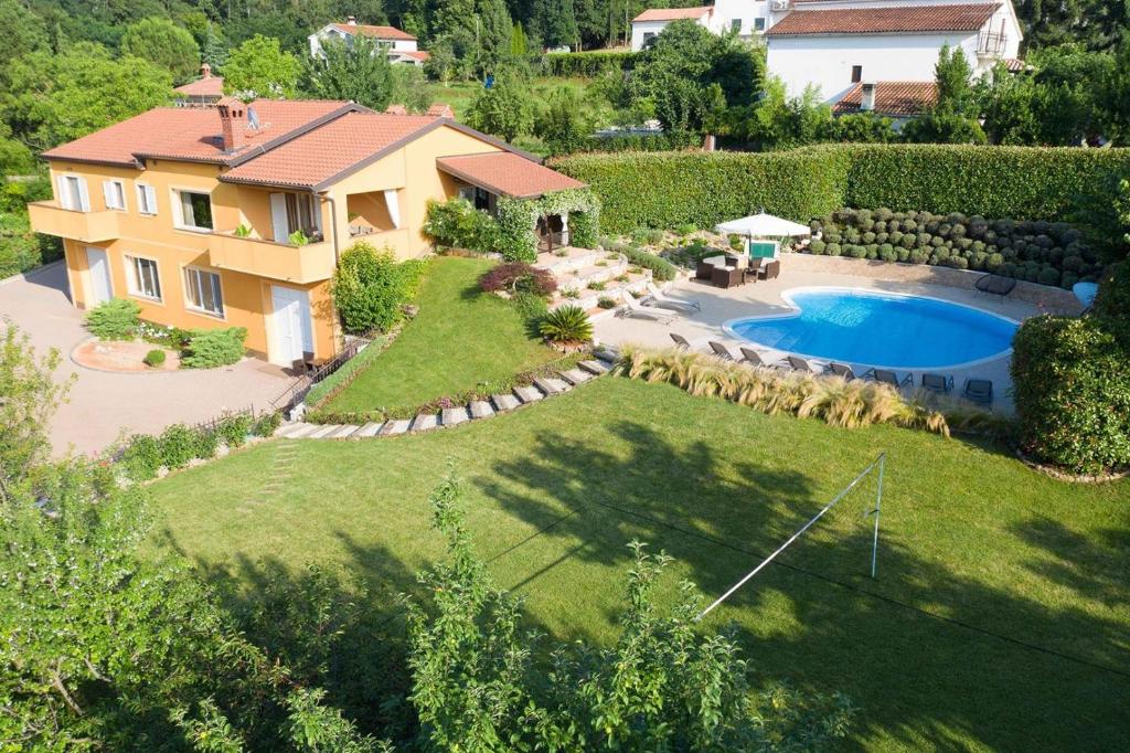 Basen w obiekcie Villa Diora - Home & Spa lub w pobliżu