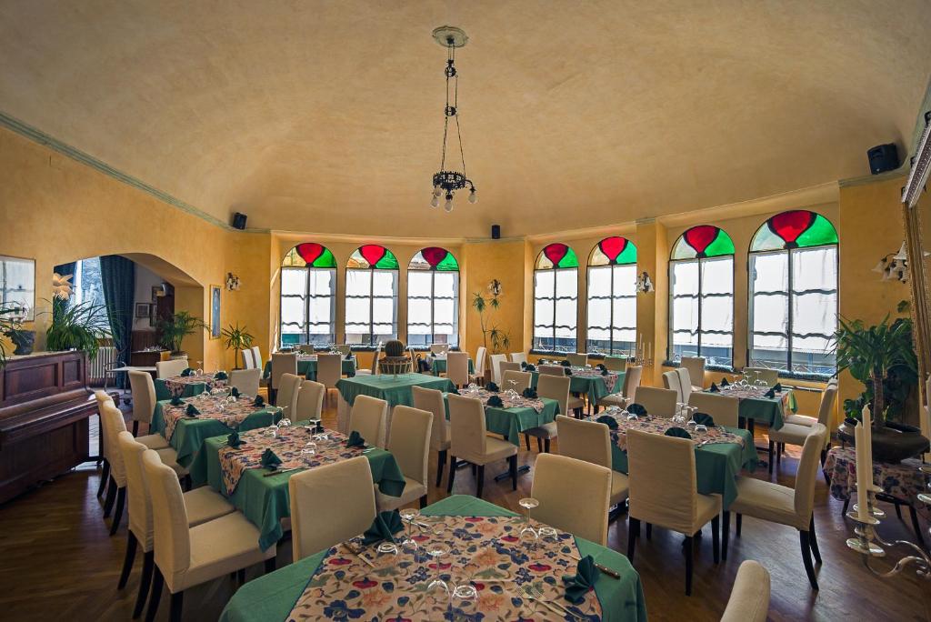 Reštaurácia alebo iné gastronomické zariadenie v ubytovaní Trattoria Traversi