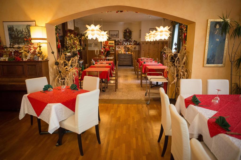 Reštaurácia alebo iné gastronomické zariadenie v ubytovaní Trattoria Traversi