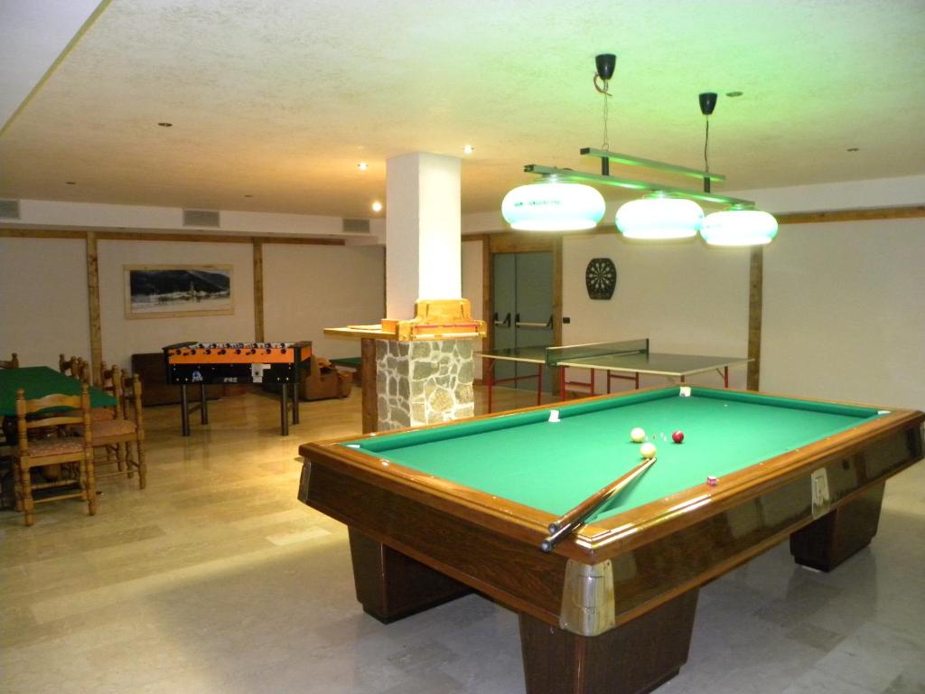 Biliár nebo kulečník v ubytování Hotel Cova