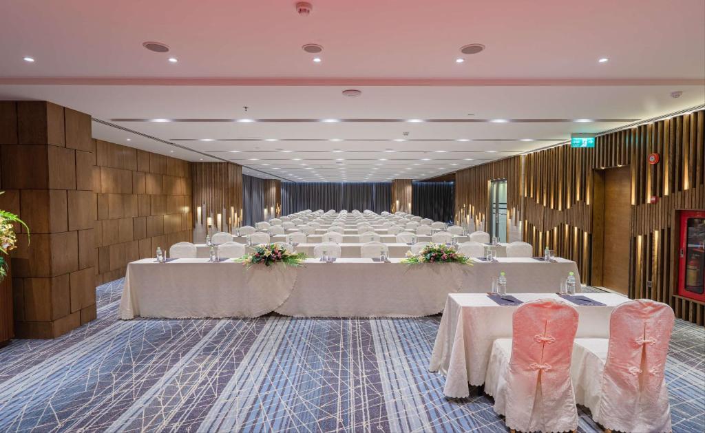 Khu vực hỗ trợ khách đi công tác/phòng hội thảo tại Queen Ann Nha Trang Hotel
