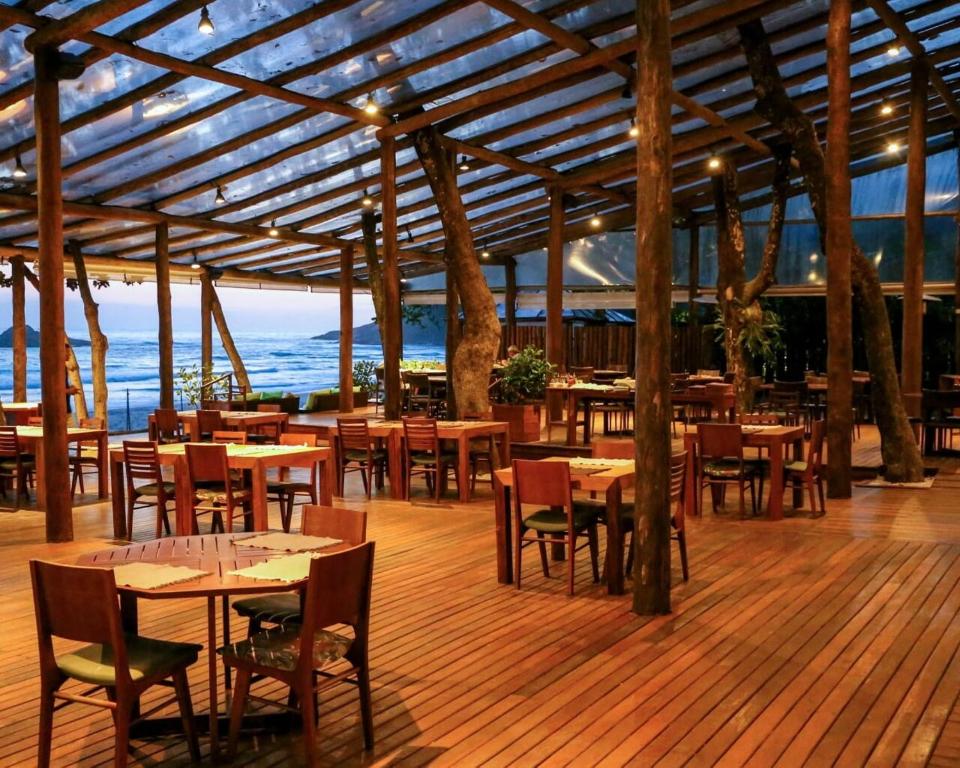 Um restaurante ou outro lugar para comer em Juquehy Praia Hotel