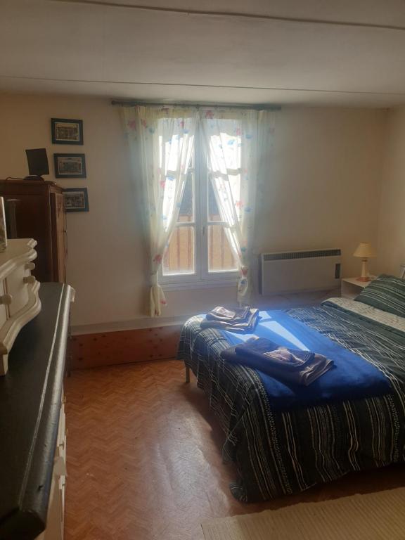 Postel nebo postele na pokoji v ubytování Saint Cyr du Bailleul - Maison