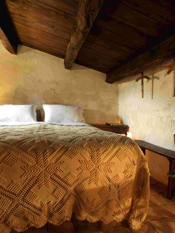 Postel nebo postele na pokoji v ubytování Sextantio Albergo Diffuso