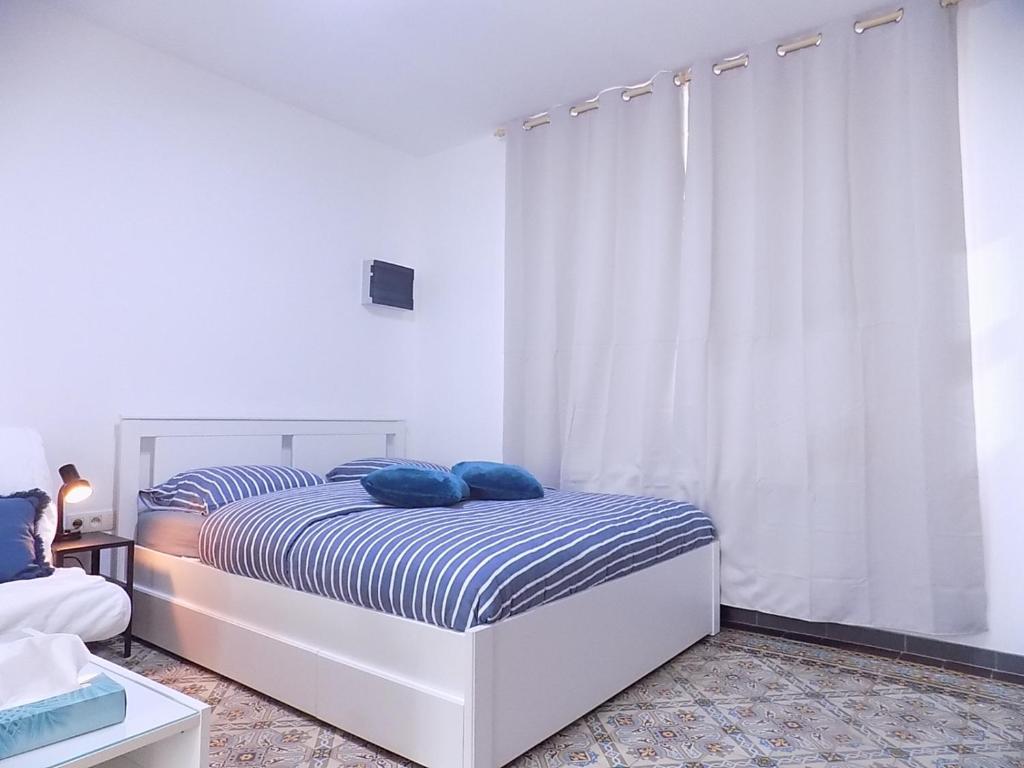 Un dormitorio con una cama con almohadas azules. en Maison LYDIE - Meublé de vacances 3 étoiles, en Charleroi