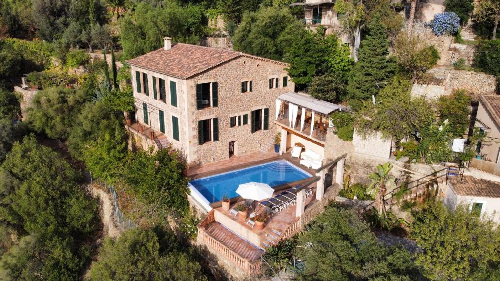德亞的住宿－Joy Villa，享有带游泳池的房屋的空中景致