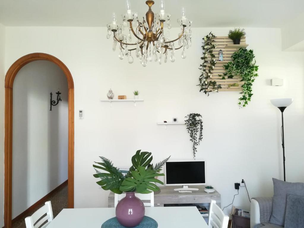 una sala de estar con una mesa con un ordenador. en In vacanza a Itri - Casa Ileana en Itri