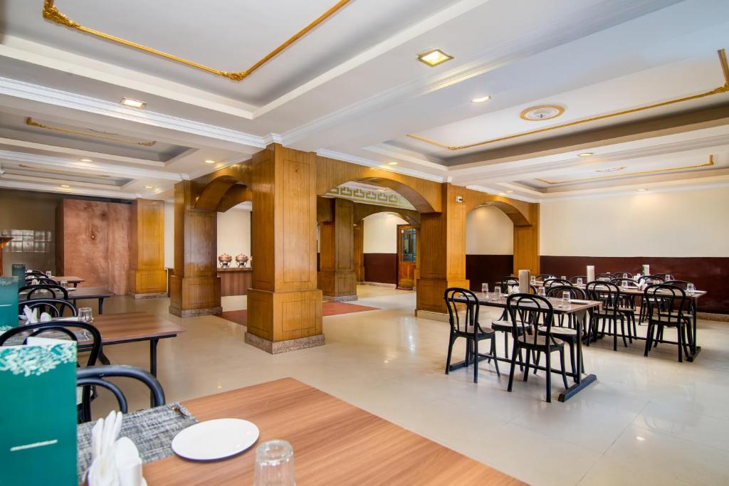 Restaurace v ubytování Muscatel BhumSang - 200 Mts from Mall Road