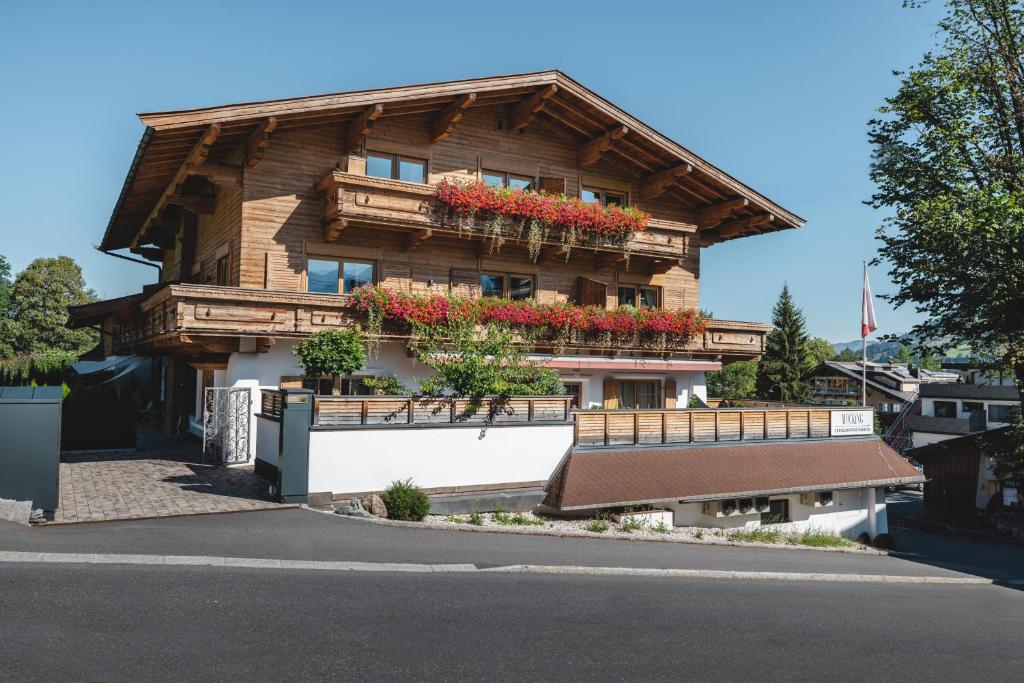 un bâtiment avec des boîtes de fleurs à l'avant dans l'établissement Mocking Ferienappartements, à Kitzbühel