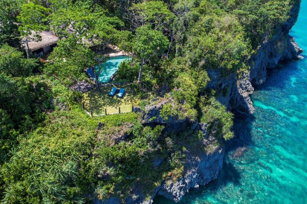 una vista aerea di un'isola con l'oceano di Shangri-La Boracay a Boracay