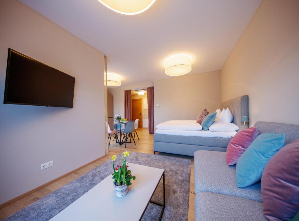 Televízia a/alebo spoločenská miestnosť v ubytovaní Pfeiler's Bürgerstüberl - Hotel