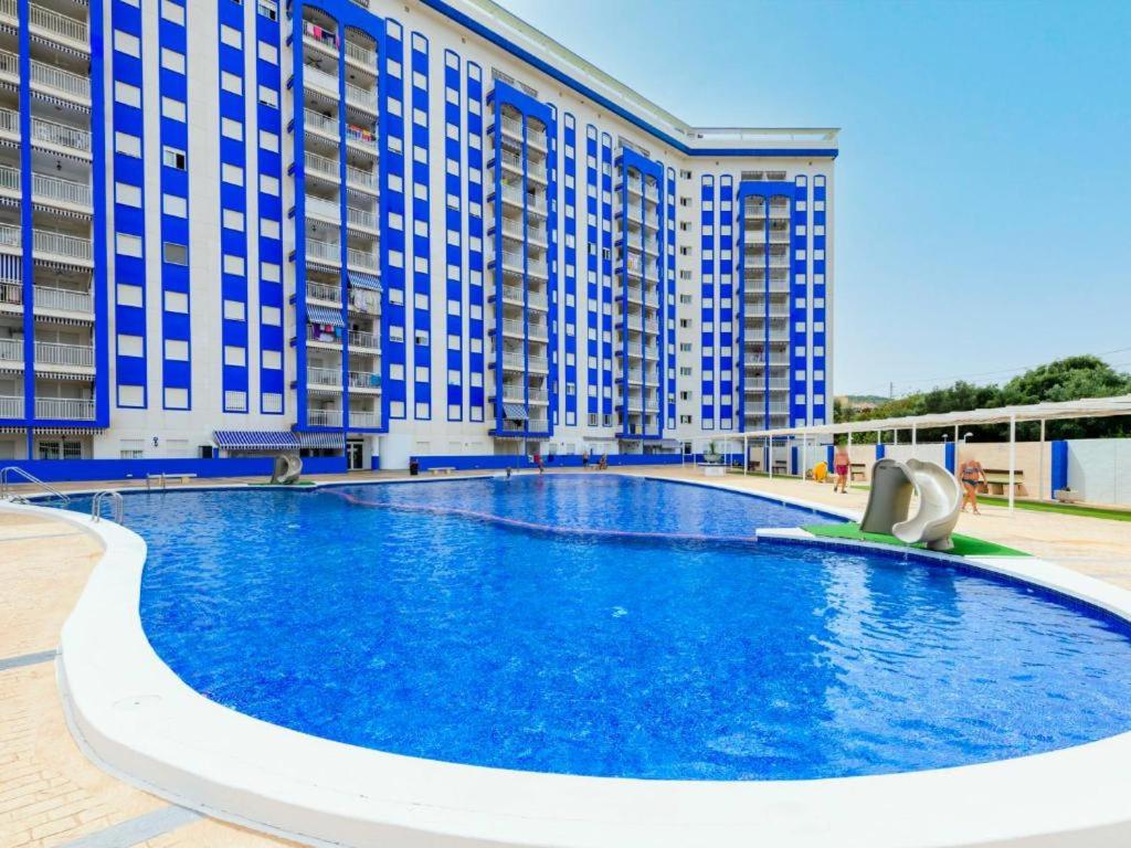 ein großer Pool vor einem großen Gebäude in der Unterkunft Apartamento Mar de Oropesa ll in Oropesa del Mar