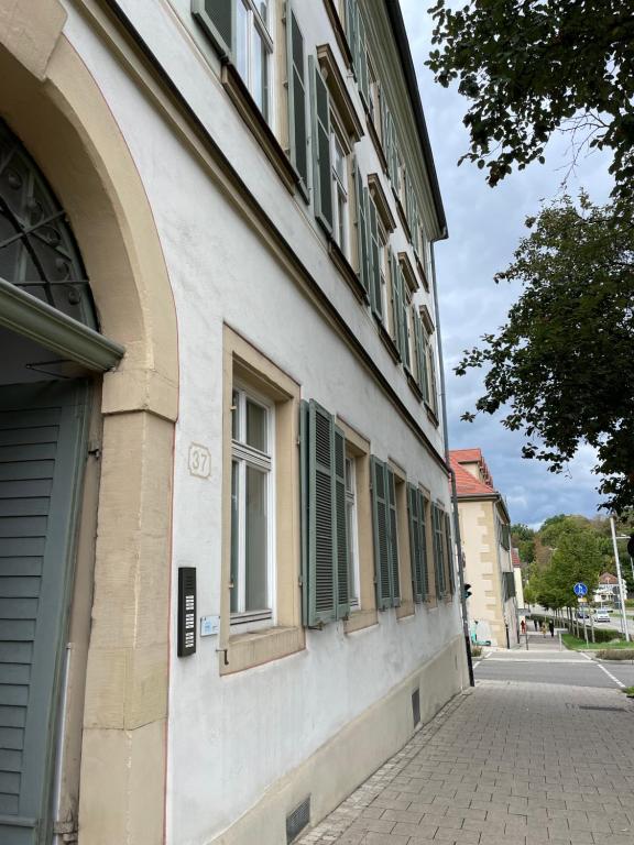 un edificio con ventanas de contraventanas verdes en una calle en königsnachbar en Ludwigsburg
