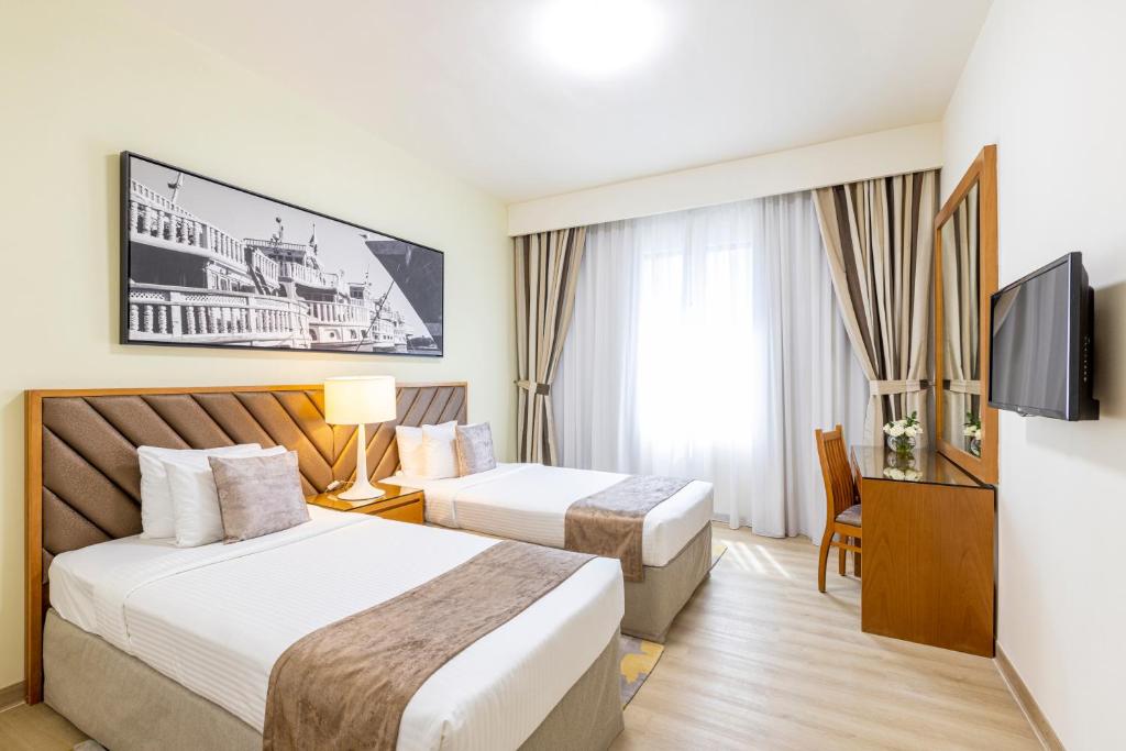 TV a/nebo společenská místnost v ubytování Golden Sands Suites