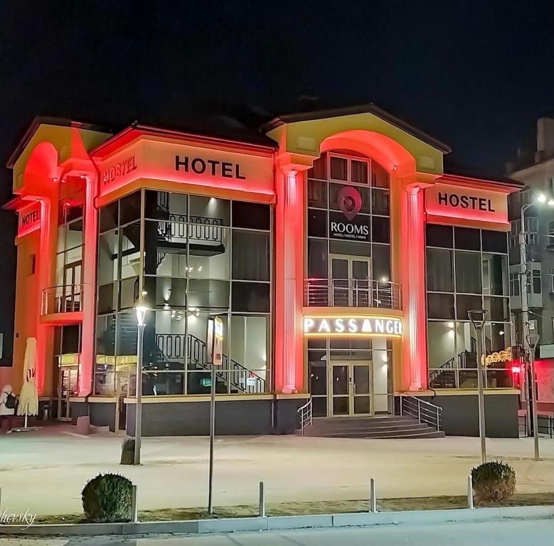 ein Hotel wird nachts in Rot beleuchtet in der Unterkunft Готель хостел Rooms in Ternopil