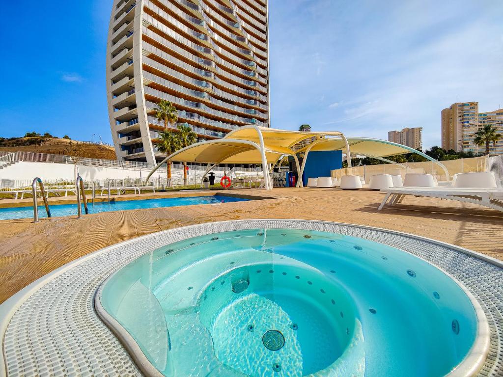 - un ours en peluche dans la piscine d'un bâtiment dans l'établissement SUNSET WAVES fresh apartments, à Benidorm