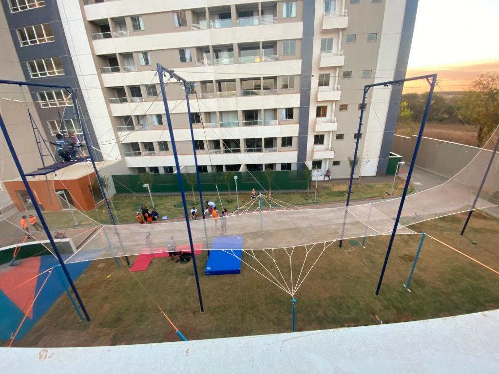 une vue aérienne d'un filet dans un parc avec des bâtiments dans l'établissement Enjoy Solar das Águas Park Resort, à Olímpia