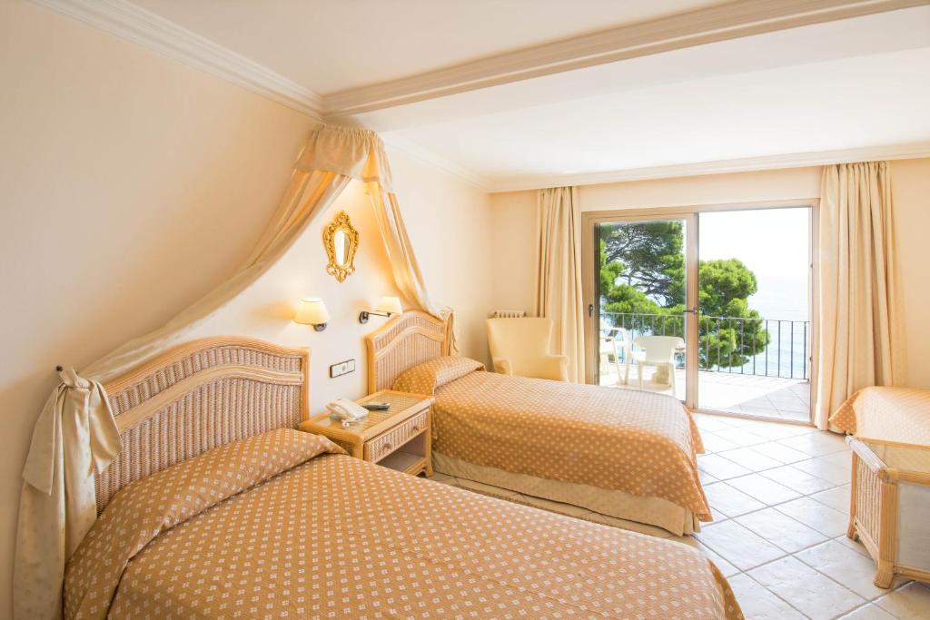 Postel nebo postele na pokoji v ubytování Hotel Cap Roig & Spa by Brava Hoteles