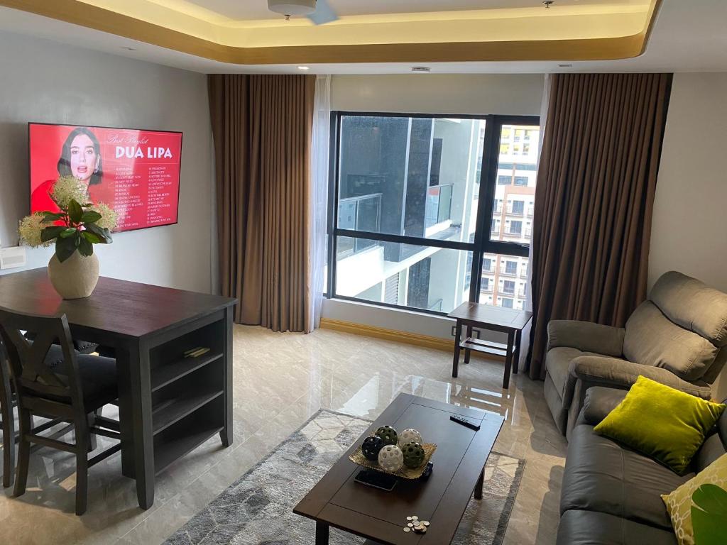Posezení v ubytování Walking Street Condo Beautiful 1 king bedroom