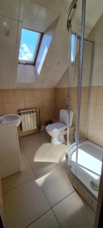 Kúpeľňa v ubytovaní Prywatny pokój z kuchnią i łazienką