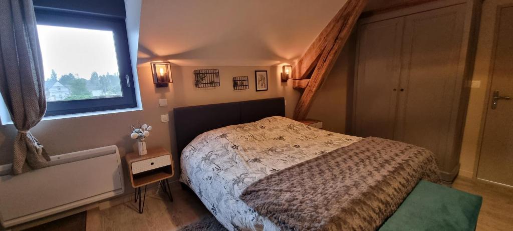 - une petite chambre avec un lit et une fenêtre dans l'établissement Au Nid des Champs, Agréable chambre d'hôtes avec jacuzzi sur demande, proche de Chartres, à Chartres