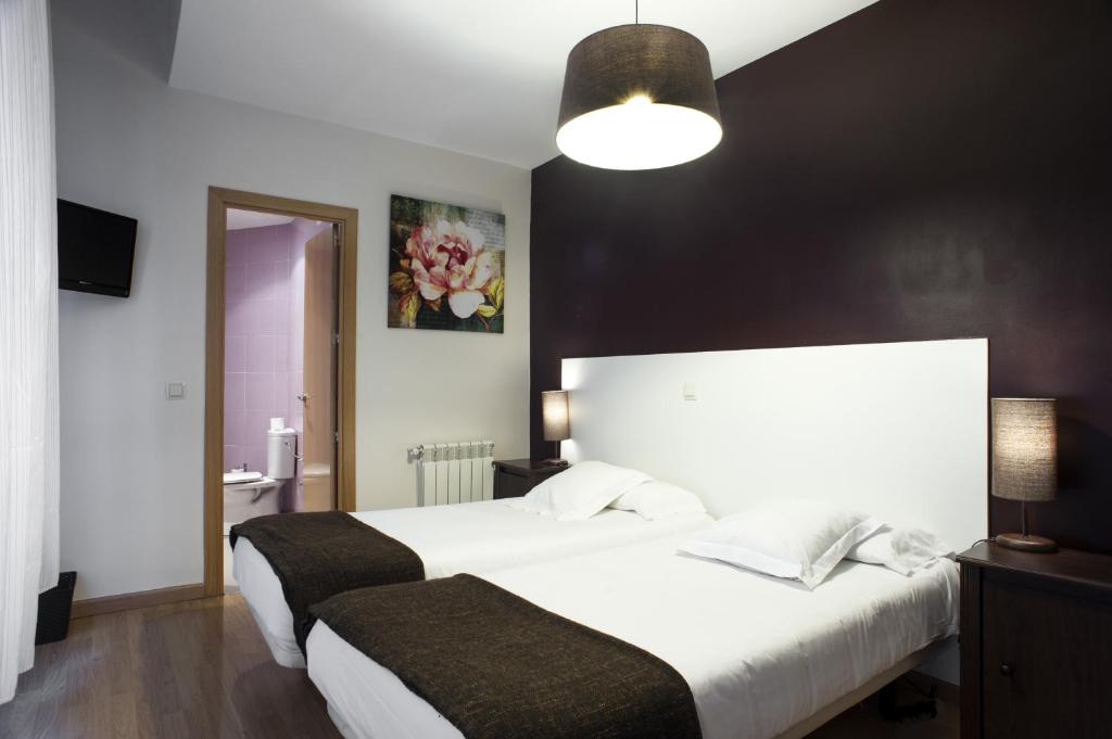 1 dormitorio con 2 camas y pared negra en THC Gran Via Hostel en Madrid