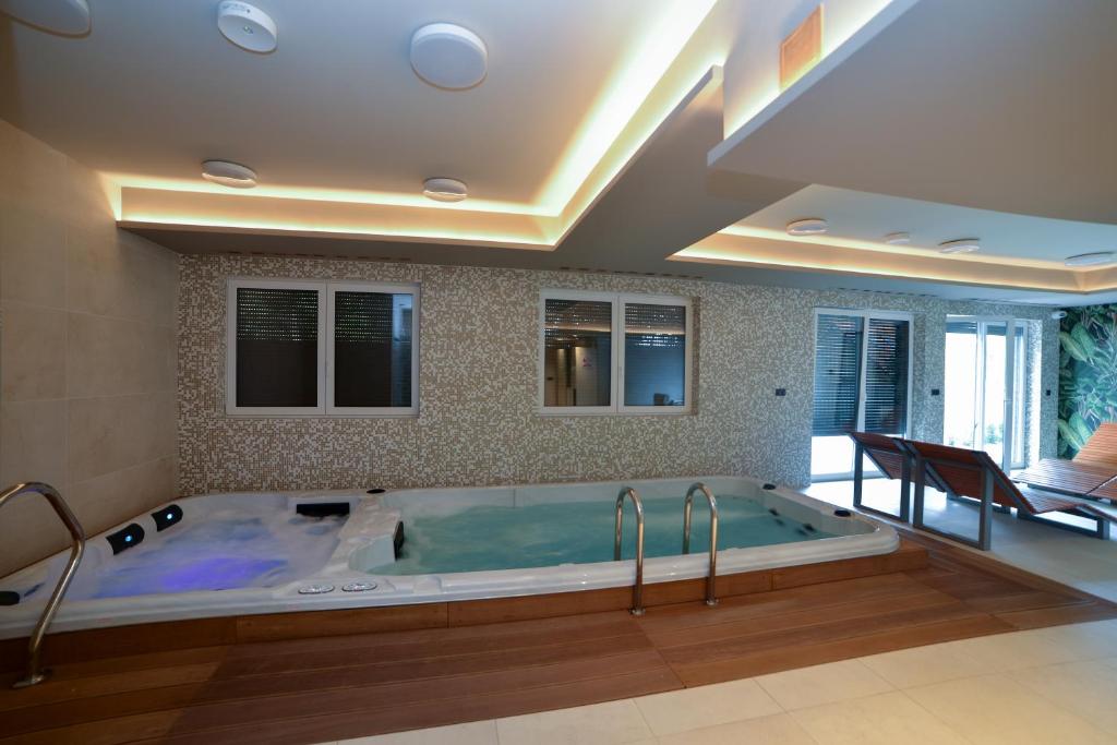 Bazén v ubytovaní LAGUNA Apartament Polanica Residence 57 alebo v jeho blízkosti