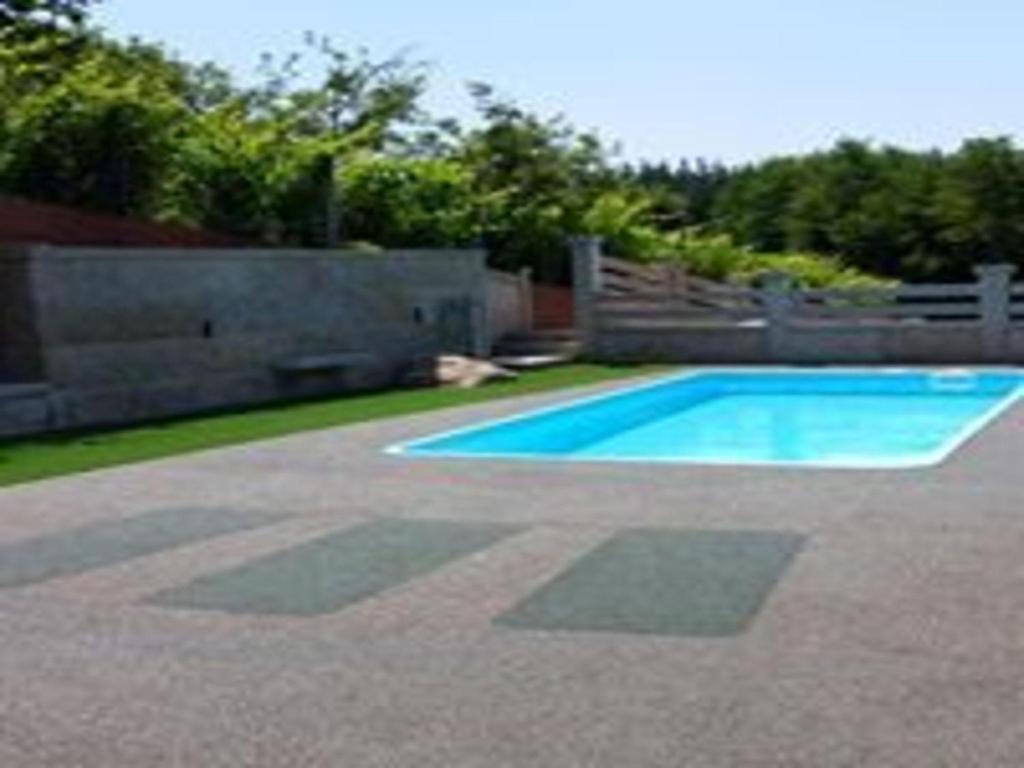 una piscina en medio de un patio en House - 4 Bedrooms with Pool - 4093, en A Estrada