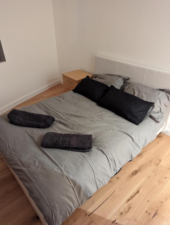 a bed with two pillows on it in a room at Modern 1 bedroom City- Apartment Central stylish living in Croydon