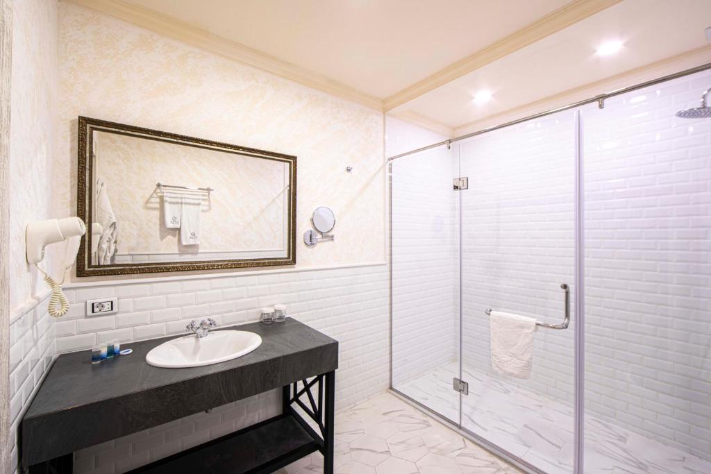 Koupelna v ubytování Sapphire Bayil Hotel