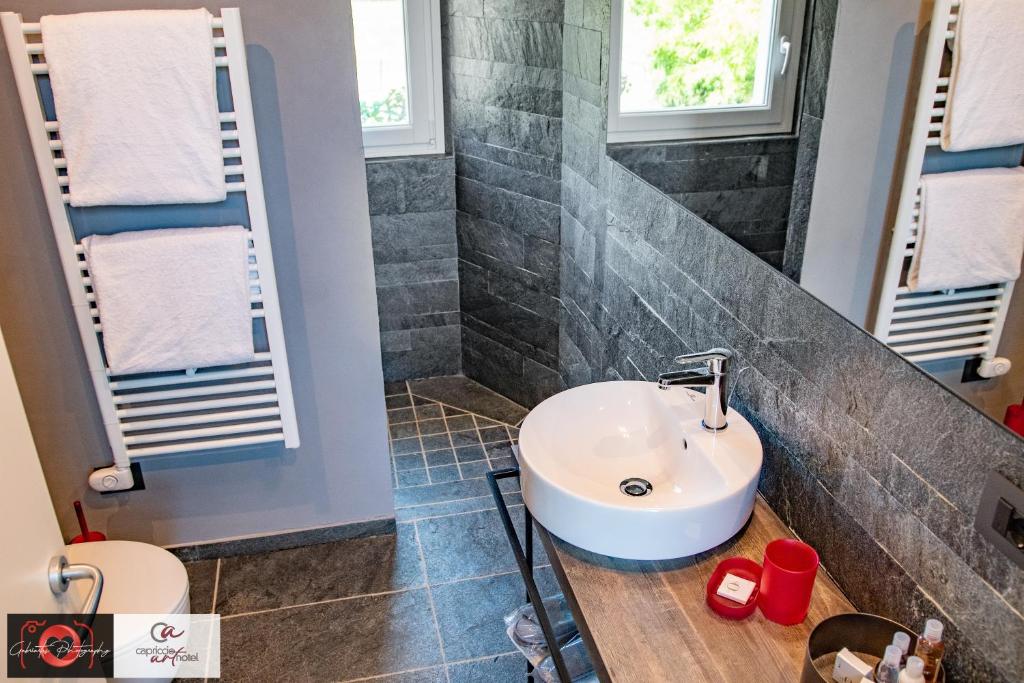 Koupelna v ubytování Capriccio Art Hotel