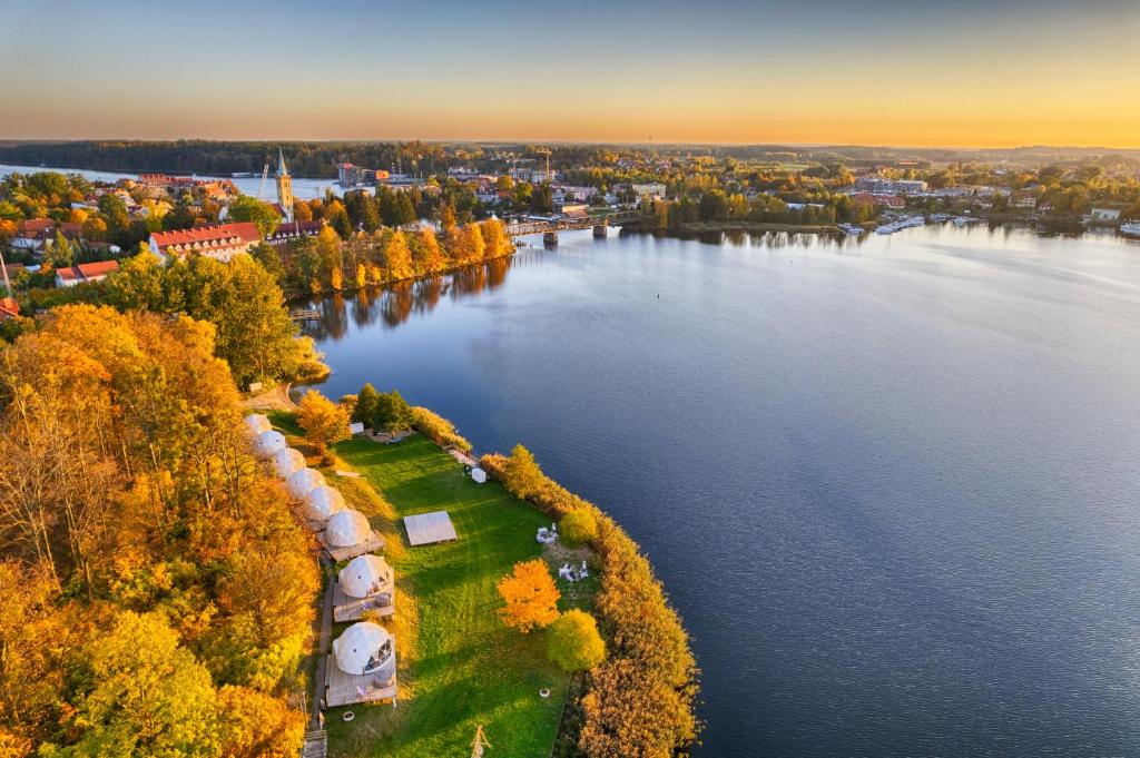 uma vista aérea de um grande rio com uma cidade em Lake Glamp Mikołajki - Adults Only em Mikolajki