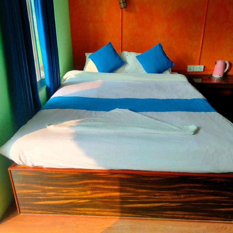 Postel nebo postele na pokoji v ubytování Hotel Tiger Tops Sauraha