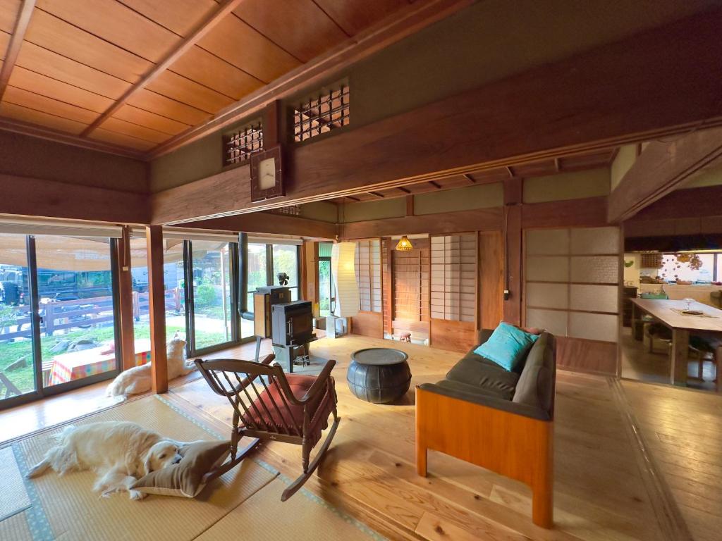 Posezení v ubytování 犬と泊まれる平屋Dog friendly house 黄昏