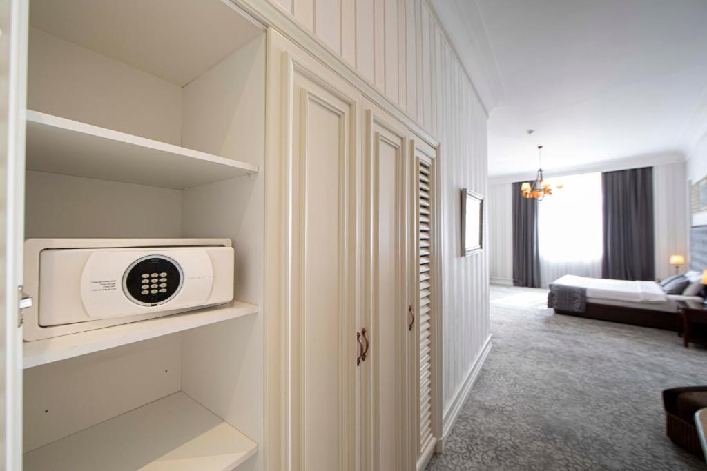 Postel nebo postele na pokoji v ubytování Sapphire City Hotel