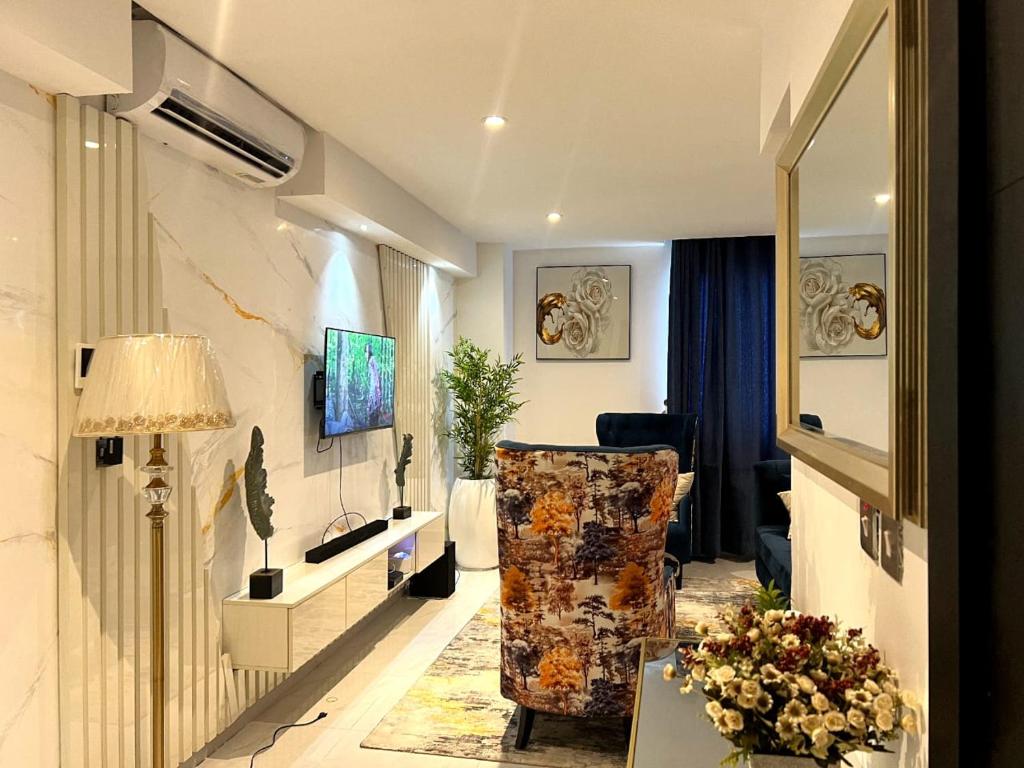 een woonkamer met een stoel en een tafel bij Iconic Towers Blue Room in Igboshere
