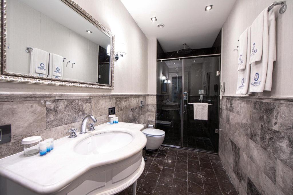 Koupelna v ubytování Sapphire City Hotel