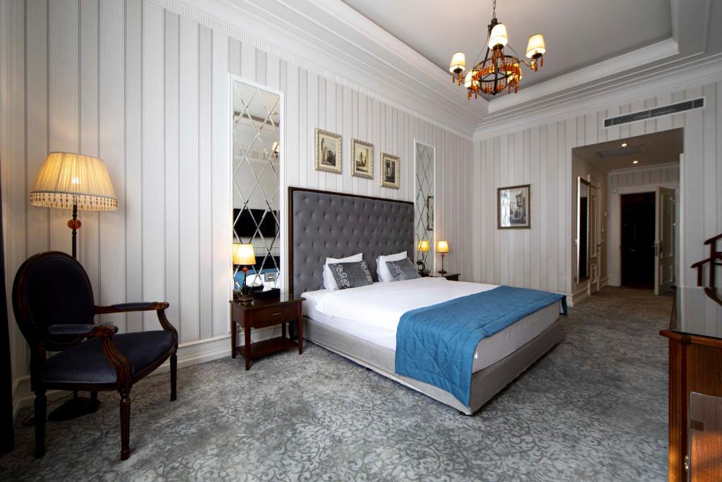 Postel nebo postele na pokoji v ubytování Sapphire City Hotel