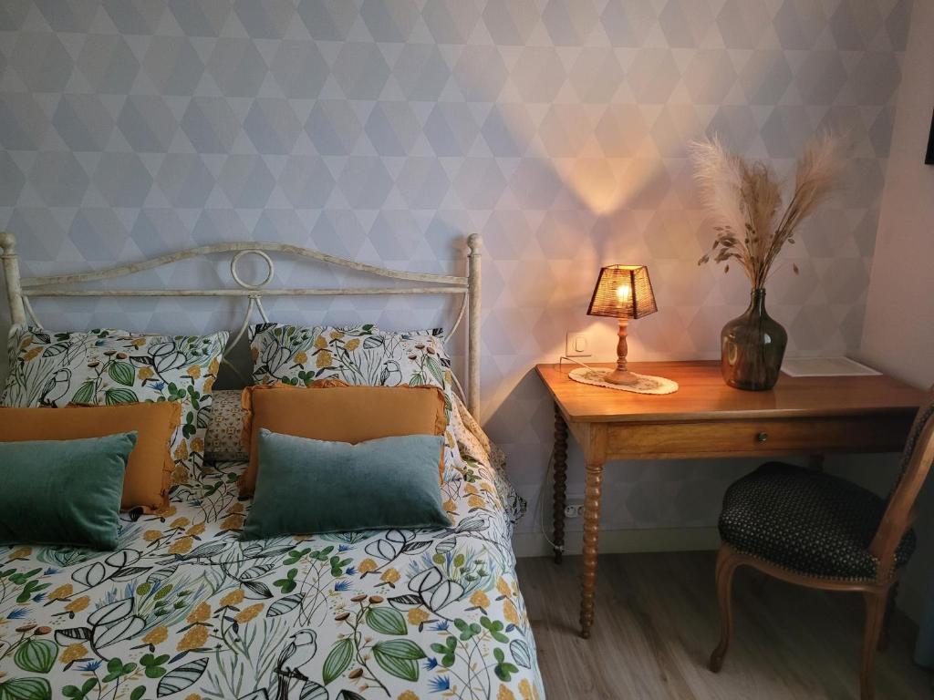 Ένα ή περισσότερα κρεβάτια σε δωμάτιο στο chambre d'hôte chez Mimidid