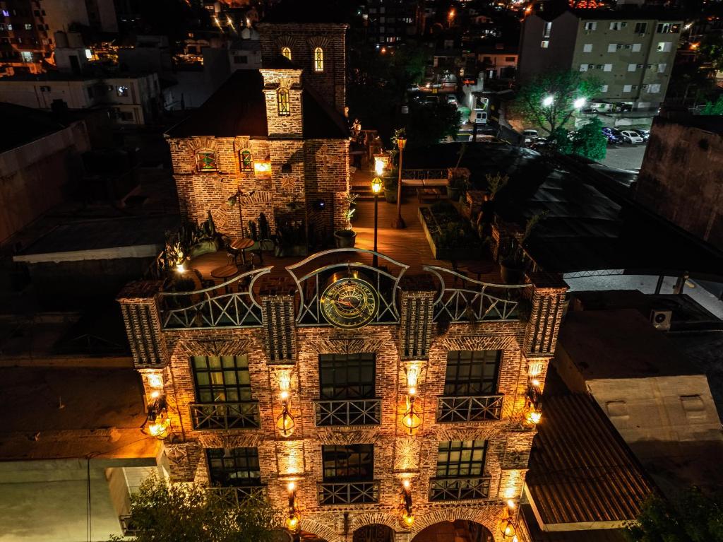 un vieux bâtiment avec des lumières allumées la nuit dans l'établissement Terra Firma Hotel Boutique, à Villa Carlos Paz