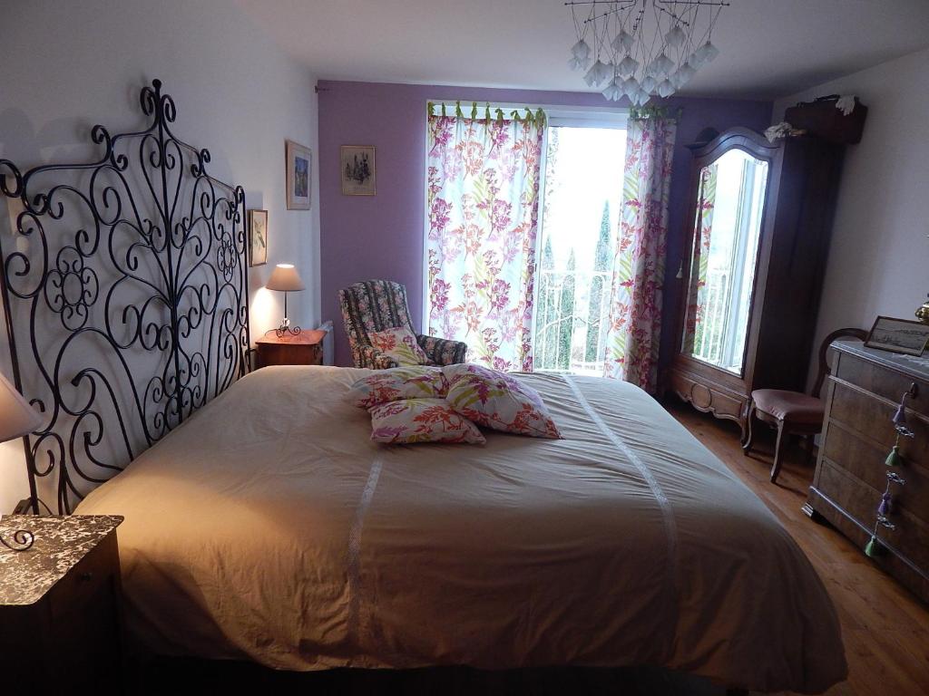 sypialnia z dużym łóżkiem w pokoju w obiekcie Chambres d'hôtes l'Armancière w mieście Saint-Marcellin
