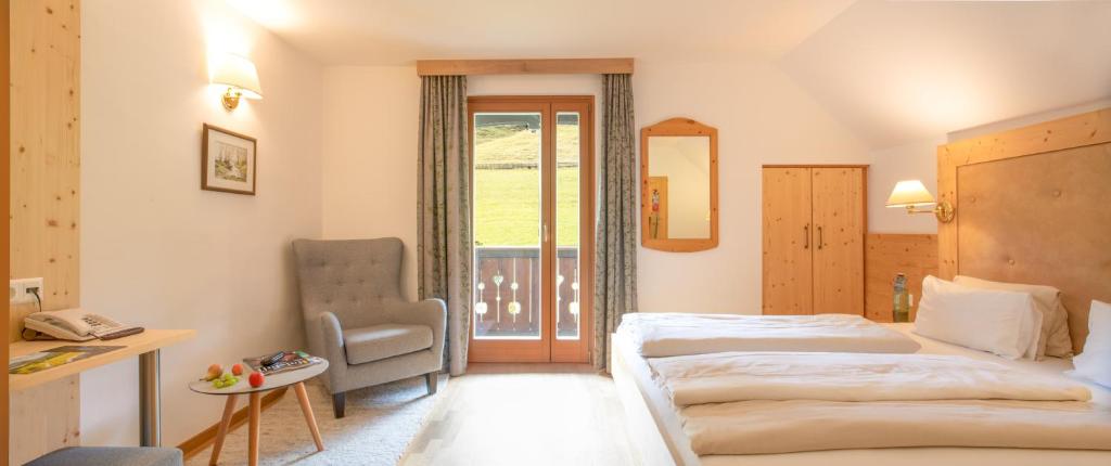 Postel nebo postele na pokoji v ubytování Hotel Nagglerhof am Weissensee